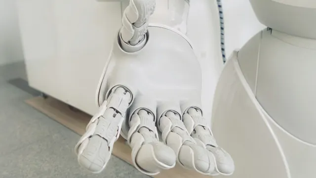 Biała dłoń robota humanoidalnego z wyraźnymi stawami palców w jasnym wnętrzu