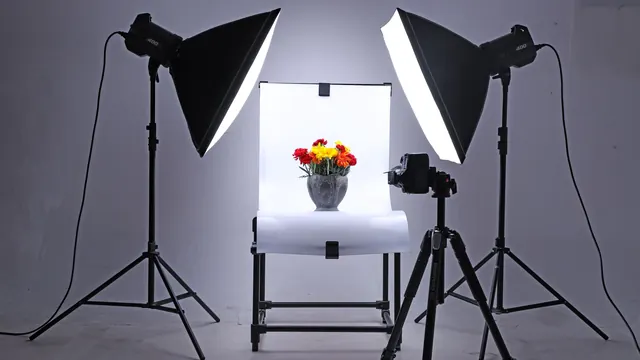 Studio fotograficzne z dwoma softboxami, aparatem na statywie i bukietem na białym tle